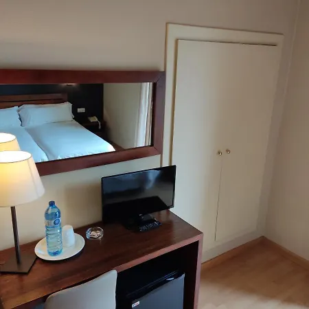 Hotel Puerta De España 3*
