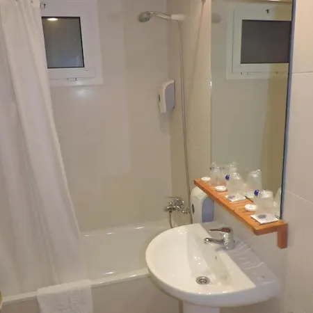Hotel Puerta De Espana 3*