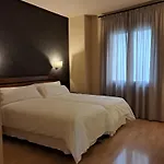 Hotel Puerta De España 3*